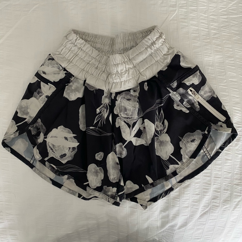 Lululemon tracker shorts size 4